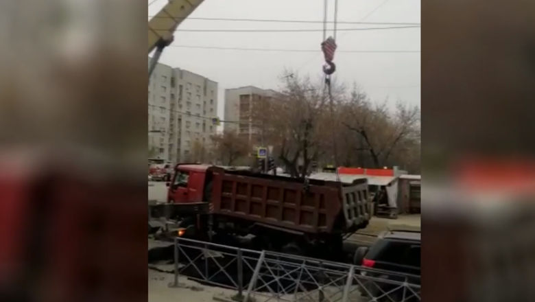 В Новосибирске с помощью крана достали провалившийся под землю грузовик