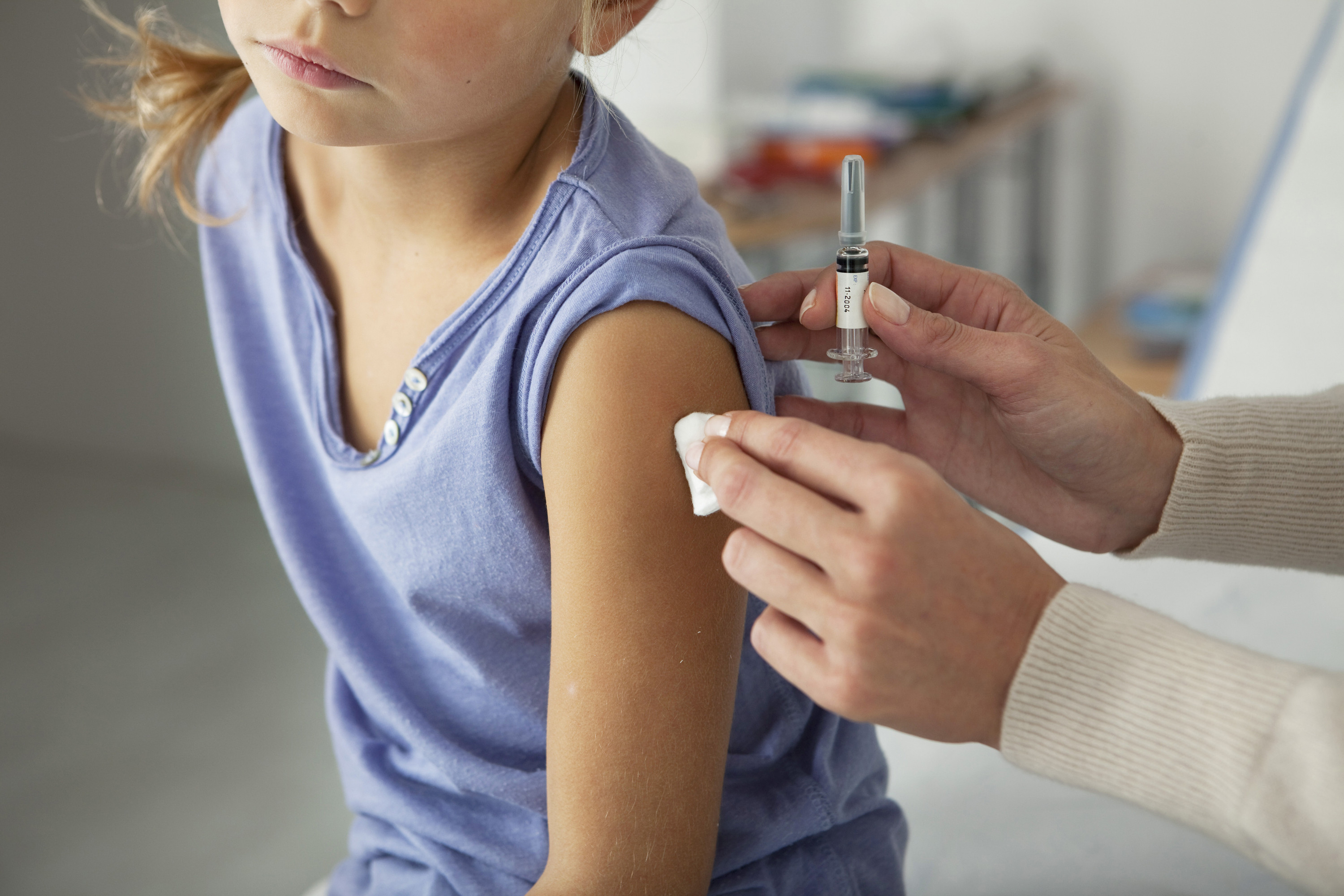 Развивающиеся вакцины. Вакцинация детей. Прививка детям. Вакцинация подростков. Ребенка вакцинируют.