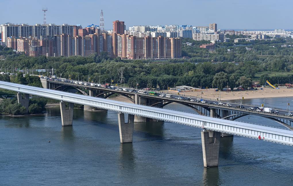 Метромост через обь в новосибирске. Мост метро новосибирск. Самый длинный крытый метромост. Мост метрополитена в новосибирске. Мосты новосибирска метромост.