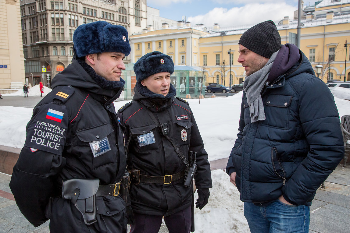 Сотрудник полиции в гражданской одежде