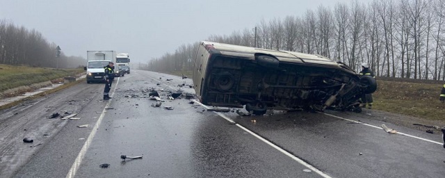 В Воронежской области в лобовом ДТП с грузовиком двое человек пострадали, один погиб