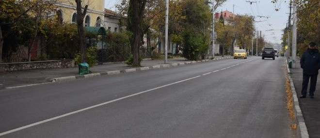 В Севастополе дорожные рабочие досрочно завершили ремонт на улице Розы Люксембург
