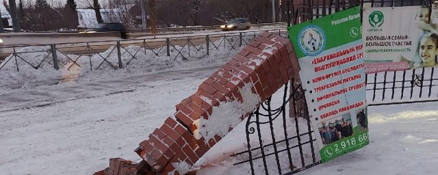 В Новосибирске трактор врезался в ограждение храма Михаила Архангела