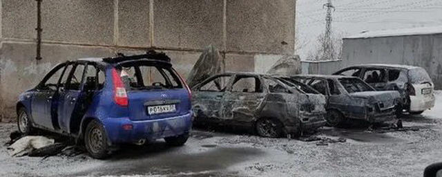В Омске ночью у СТО загорелись четыре автомобиля