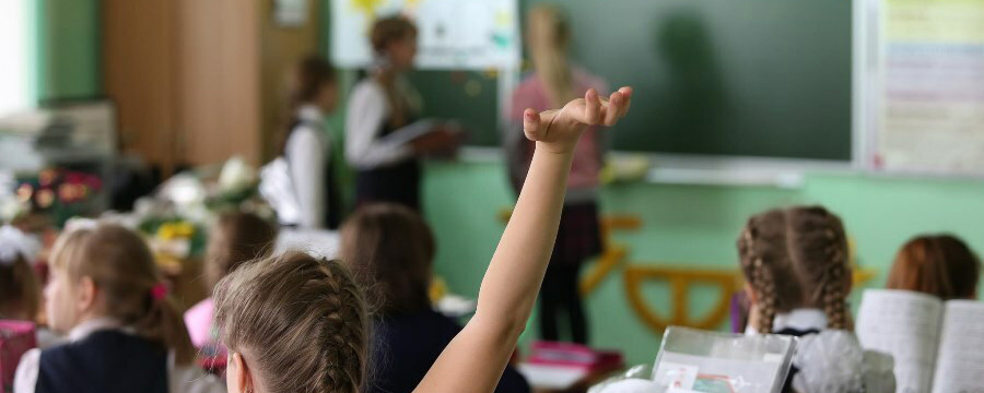 Министр просвещения Кравцов: Школьники после праздников продолжат учиться очно