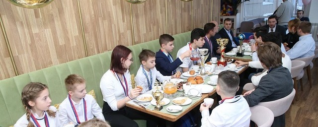 Виктор Неволин встретился с воспитанниками и тренерами спортклуба «Чемпион»