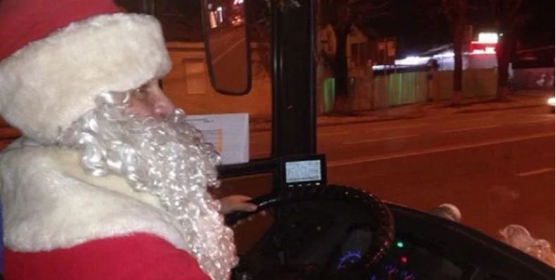 В Саранске на работу в автобусах и троллейбусах вышли Деды Морозы и Снегурочки