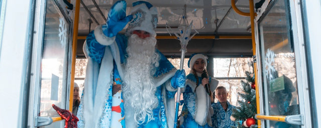 По Ставрополю 30 декабря прокатился новогодний троллейбус с диджеем