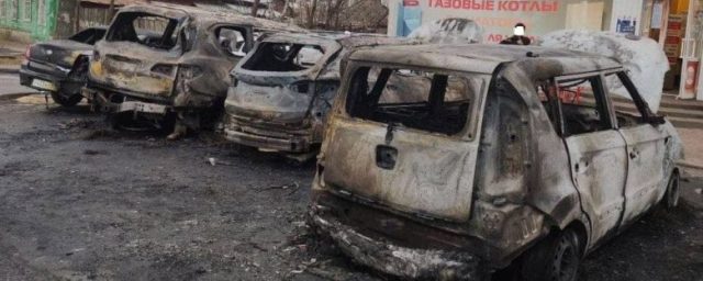 На улице Мичуринской в Тамбове из-за пожара сгорели пять автомашин и пострадал магазин