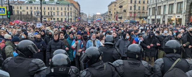 МВД: В Петербурге полицейский обоснованно направил пистолет на протестующих