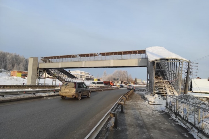 На Челябинском тракте восстановили пешеходный мост, сбитый грузовиком