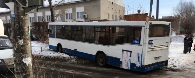 В центре Омска автобус с пассажирами врезался в трамвай