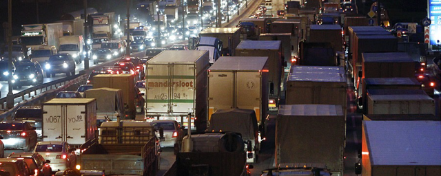 Эксперимент с запретом грузовикам больше 12 т ездить по МКАД продлили на год