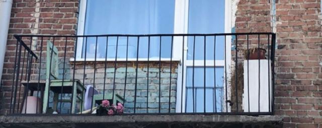 На 11-летнюю девочку с балкона упал лист ДСП в Новосибирске