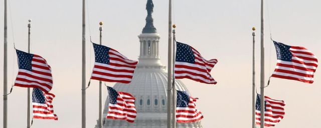 Байден объявил пятидневный траур по жертвам ковида в США
