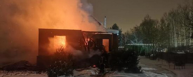 При пожаре в частном доме под Солнечногорском погиб мужчина и двое его детей