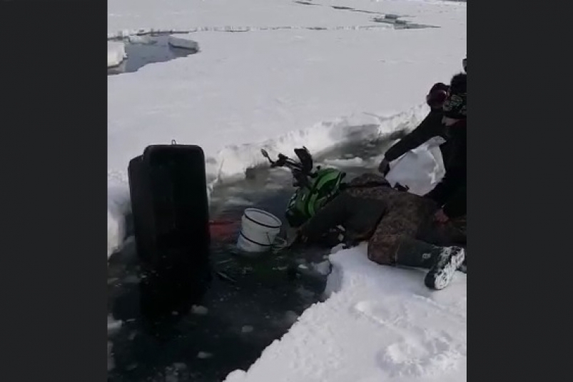 На Сахалине спасают рыбаков, находящихся на оторвавшейся льдине