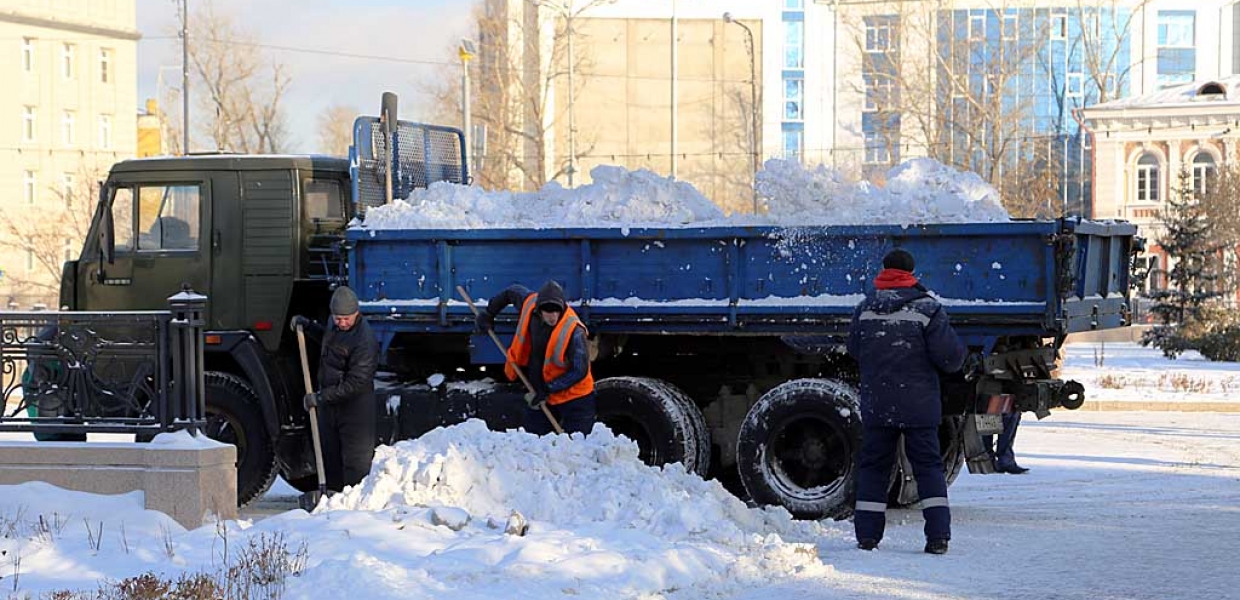 Руслан Болотов поручил усилить контроль над уборкой и вывозом снега