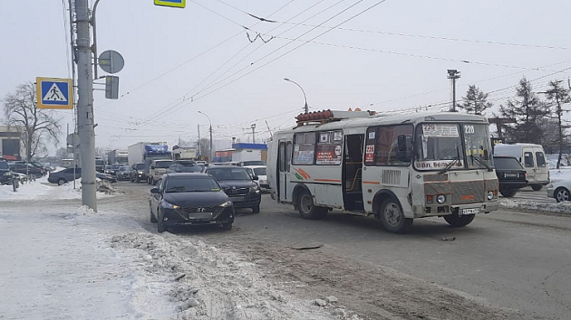 В результате ДТП с пассажирским автобусом в Новосибирске пострадали два человека