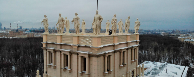 В Москве отреставрировали скульптуры на площади Гагарина