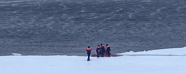 Двух рыбаков спасли с оторвавшейся льдины на Сахалине