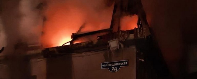 В Красноярске сгорела автомойка с пятью автомобилями внутри