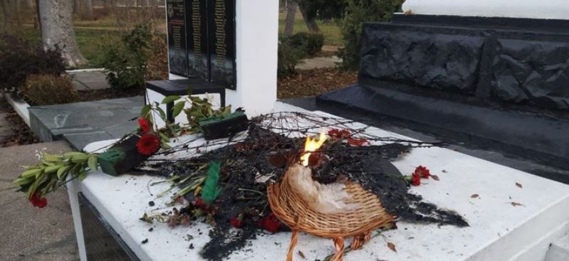 В Крыму студент обвиняется в вандализме за сожженный венок на мемориале «Вечный огонь»