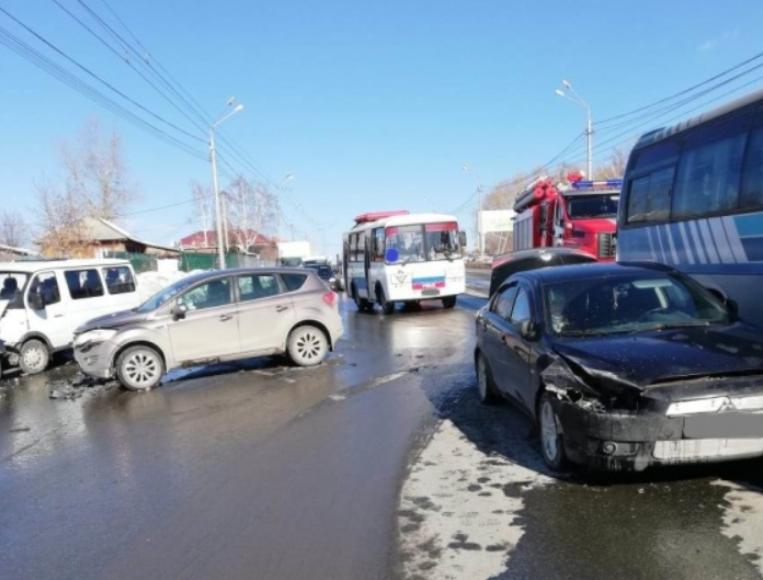 В Томске столкнулись 8 автомобилей, есть пострадавшие