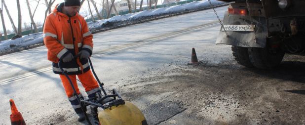 В Барнауле ремонт дорог холодным асфальтом ведется круглосуточно