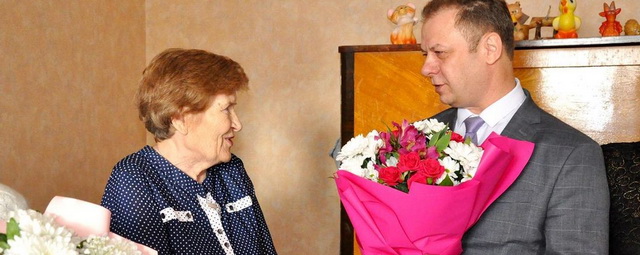 Глава Электрогорска поздравил с 80-летием Валентину Шорикову