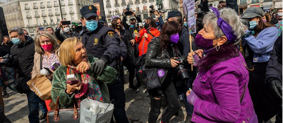 В Испании приуроченная к 8 Марта феминистическая акция закончилась потасовкой