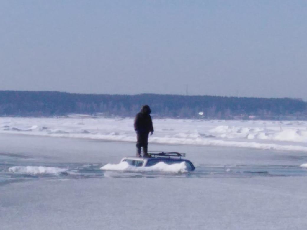 В Новосибирской области под лед на водохранилище провалился автомобиль с рыбаком