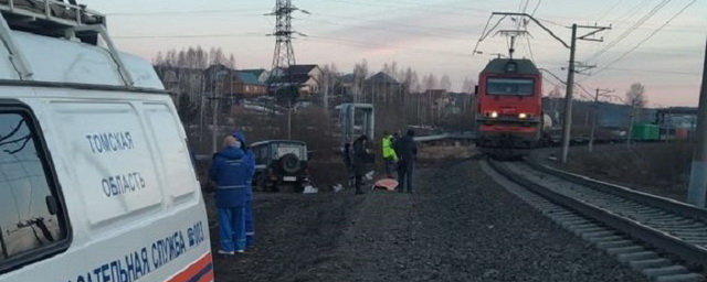 Электричка грачевская. В Томске поезд сбил человека. Парень попал под электричку.