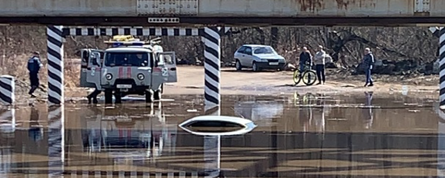 В Кирово-Чепецке водитель не рассчитал глубину и утопил машину в реке