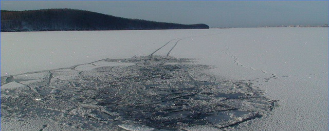 В Иркутской области провалился под лед автомобиль с сотрудниками полиции