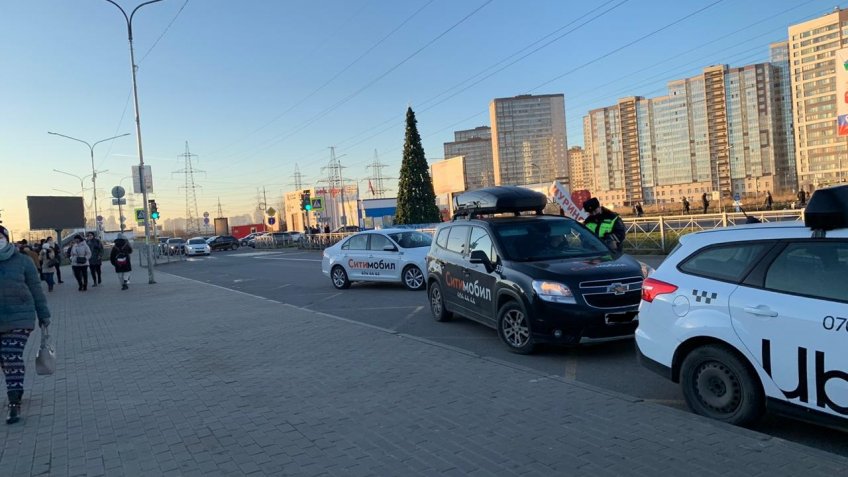 В Северной столице изъяли почти 500 машин такси после рейда полиции