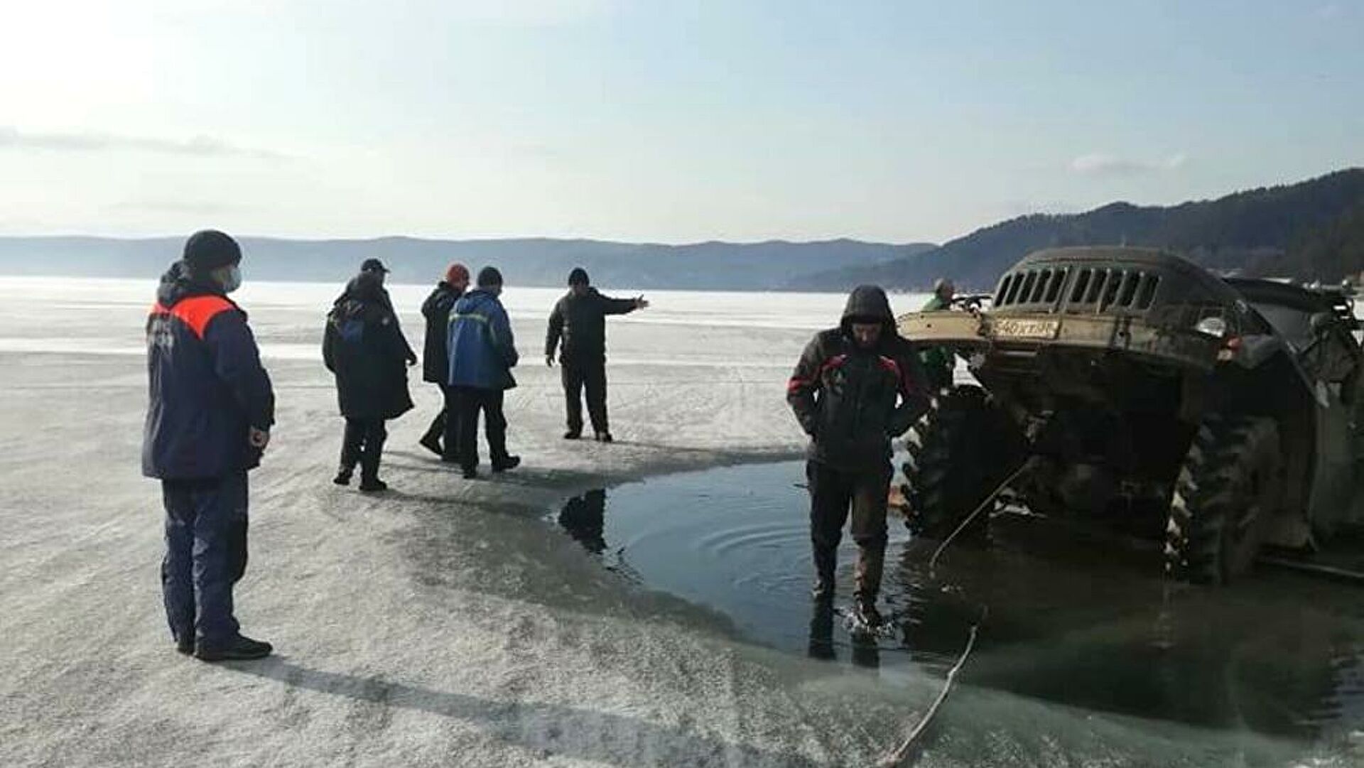 Под Иркутском два грузовых автомобиля провалились под лед на озере Байкал