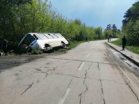 Под Новосибирском из-за детей на самокатах рейсовый автобус опрокинулся в кювет