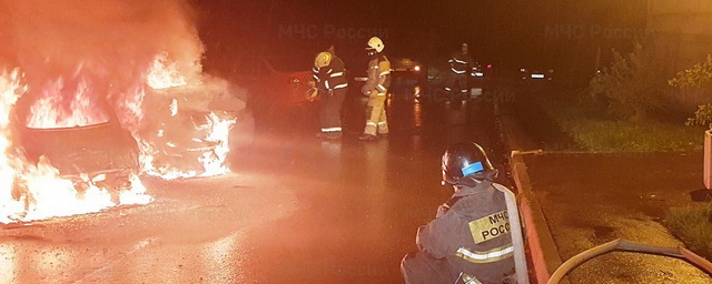 В Калуге ночью на парковке сгорели три автомобиля