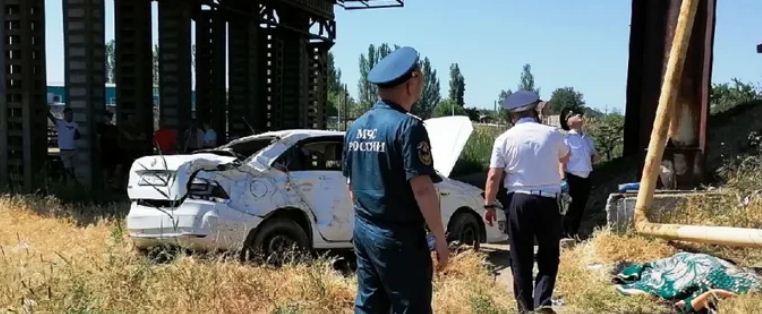 В Керчи при падении с моста двух легковых автомобилей погиб человек