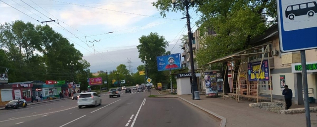 В Хабаровске во время движения автобуса из салона выпала пассажирка