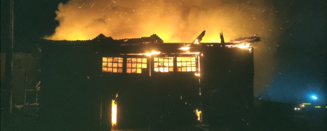 В Нолинске удар молнии спровоцировал пожар в неиспользуемой постройке