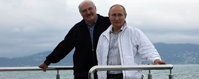Песков: Отказ Путина купаться с море с Лукашенко – вопрос его личного пространства