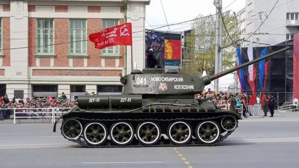 Мэр Новосибирска опроверг повреждение асфальта военной техникой на параде Победы