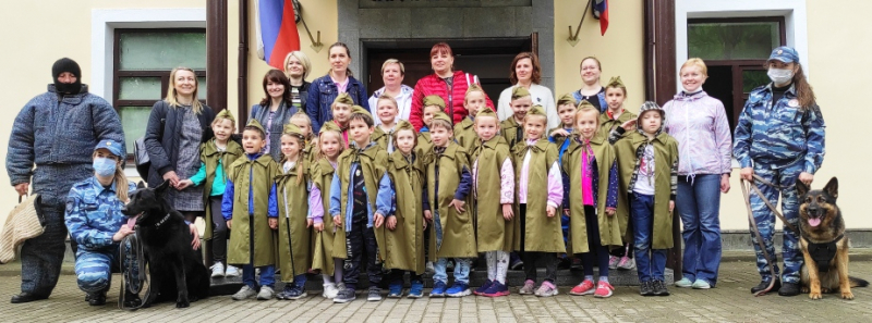 В Красногорске полицейские-кинологи провели встречу с воспитанниками детсада