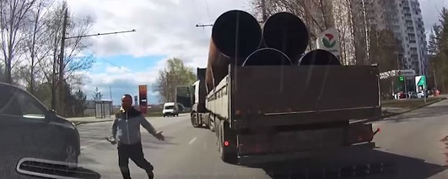 В Екатеринбурге разъяренный дальнобойщик с монтировкой разбил зеркало у иномарки