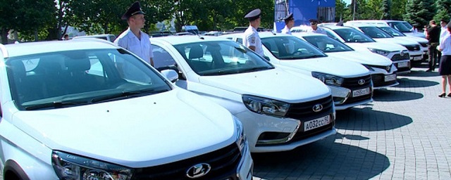 Полицейским из Севастополя вручили 10 новых автомобилей
