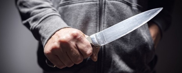 Пьяный мужчина пытался вырезать другу варикоз ножом и убил его