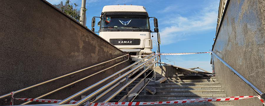 Водитель грузовика, выехавшего на тротуар в Москве, умер до аварии