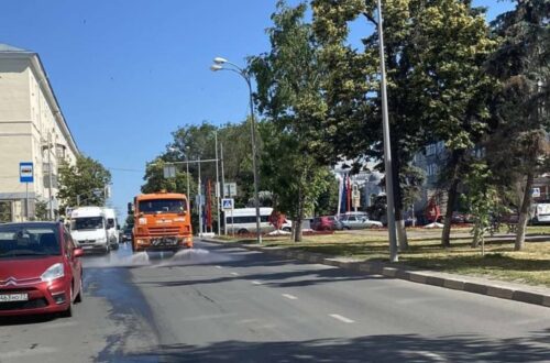 В связи с аномальной жарой в Ульяновске начали увлажнять дорожное полотно